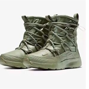 Nike Tanjun boots Size 7.5